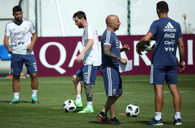 Argentinski selektor Jorge Sampaoli, prvi zvezdnik moštva Lionel Messi, edini strelec do tekme z Nigerijo Sergio Agüero in drugi &raquo;gavči&laquo; so v Rusiji pokazali manj od pričakovanj.<br />
Foto Reuters