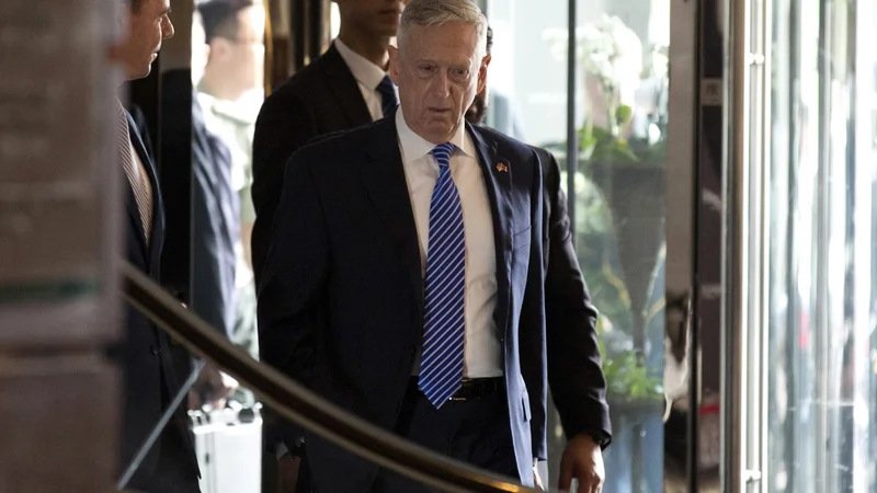 Fotografija: Ameriški obrambni minister James Mattis, znan po vzdevku Nori pes, ob prihodu v kitajsko prestolnico FOTO: AP