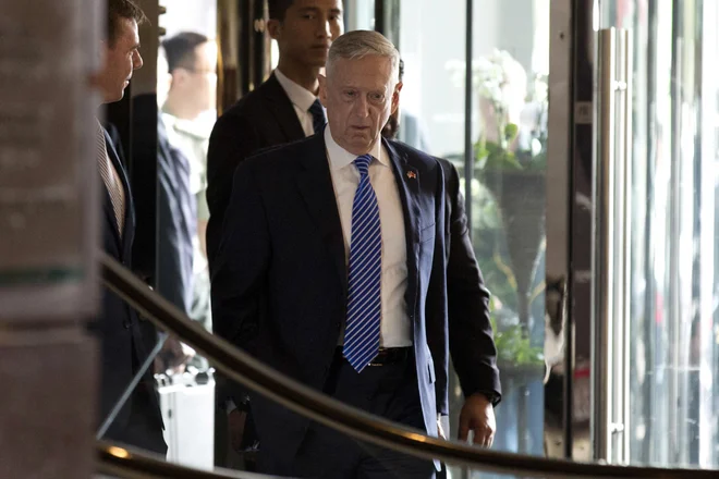 Ameriški obrambni minister James Mattis, znan po vzdevku Nori pes, ob prihodu v kitajsko prestolnico FOTO: AP