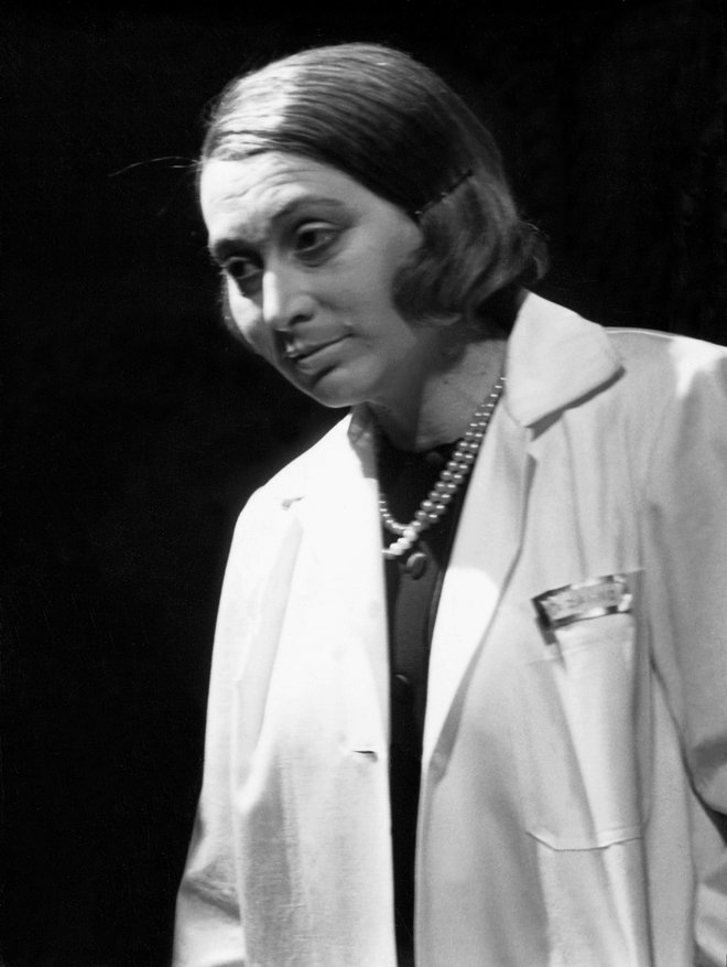 Dr. Mathilda von Zahnd v <em>Fizikih </em>Friedricha Dürrenmatta.<br />
Foto arhiv SNG Drama Ljubljana
