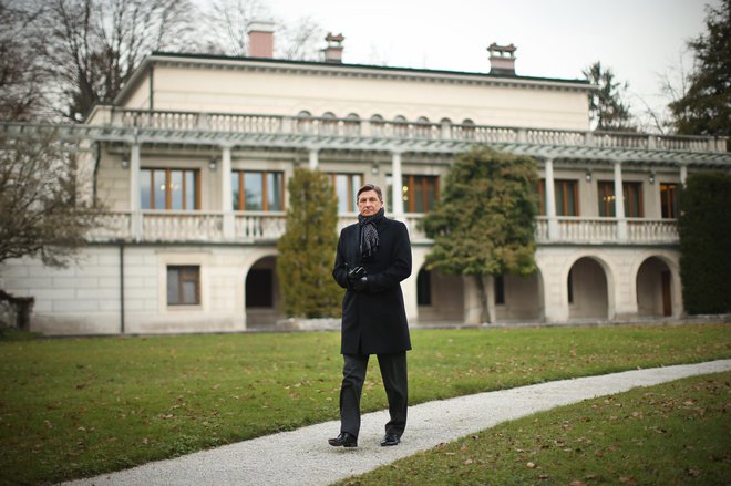 Borut Pahor pred Vilo Podrožnik, kjer bo predvidoma do konca avgusta opravljal svoje delo. FOTO: Jure Eržen/Delo