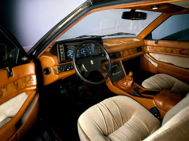 Notranjost je bila obložena z volneno tkanino znamke Missoni. Druga možnost je bila usnjeno oblazinjenje. FOTO: Maserati