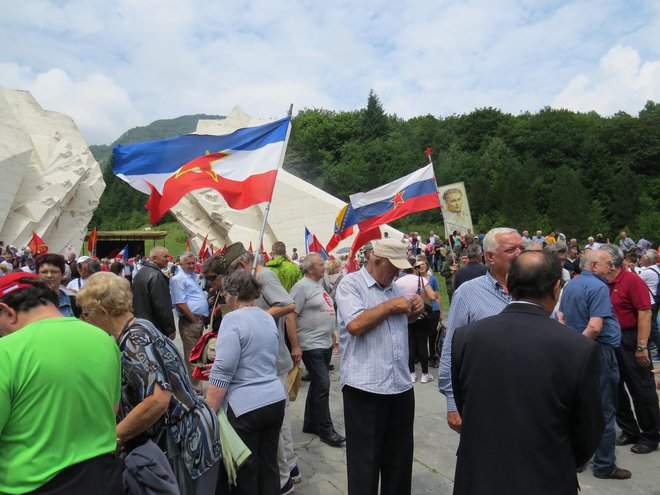 Na prizorišču obletnice Sutjeske so plapolale tudi zastave s peterokrako zvezdo, simbolom uporništva in svobode. FOTO: Bojan Rajšek/Delo