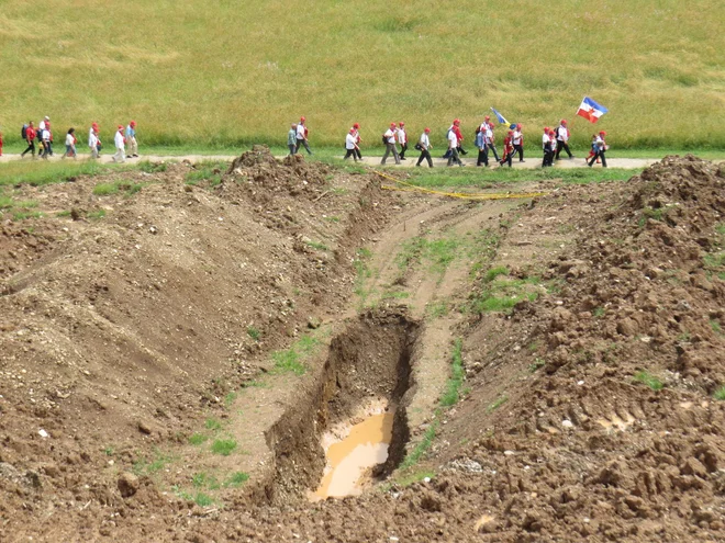 Plaz je za seboj potegnil polovico stopnic, ki so jih brigadirji nekoč zgradili v obliki kitare. Kostnice in spomenika pa menda ne ogroža. FOTO: Bojan Rajšek/Delo