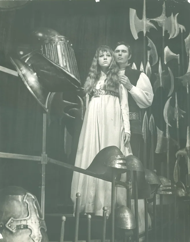 Uprizoritev Veronike Deseniške Otona Župančiča v izvedbi SLG Celje iz leta 1970.&nbsp;V vlogi Veronike in Friderika sta nastopala Minu Kjuder in Stane Potisk. Foto Viktor Berk