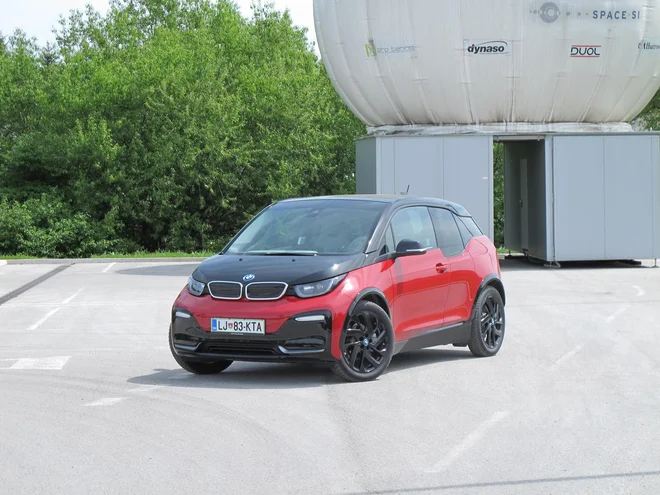 BMW i3s uspešno kombinira zmogljivejši akumulator, ki v praksi omogoča doseg 200 km, in močnejši elektromotor s 135 kilovati največje moči. FOTO: Blaž Kondža