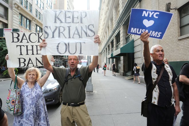 Podporniki in protestniki Trumpove politike zaostrovanja oziroma prepovedi potovanj, predvsem za državljane muslimanskih držav. FOTO: Joe Penney/Reuters