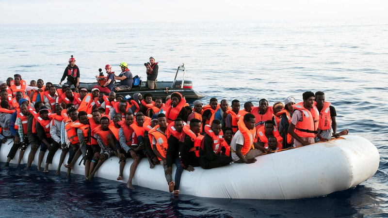 Fotografija: MLadja je v četrtek v Sredozemskem morju rešila več kot 230 migrantov, med njimi otroke in nosečnico, a sta ji Malta in Italija sprva prepovedali vplutje. FOTO: Reuters