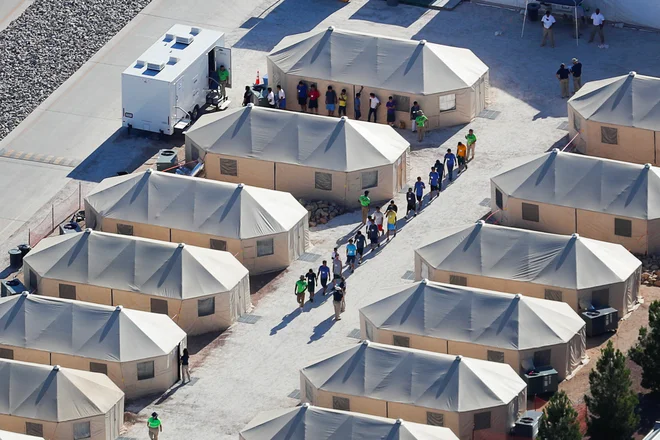 Šotori za nastanitev otrok na meji. FOTO: Mike Blake/Reuters