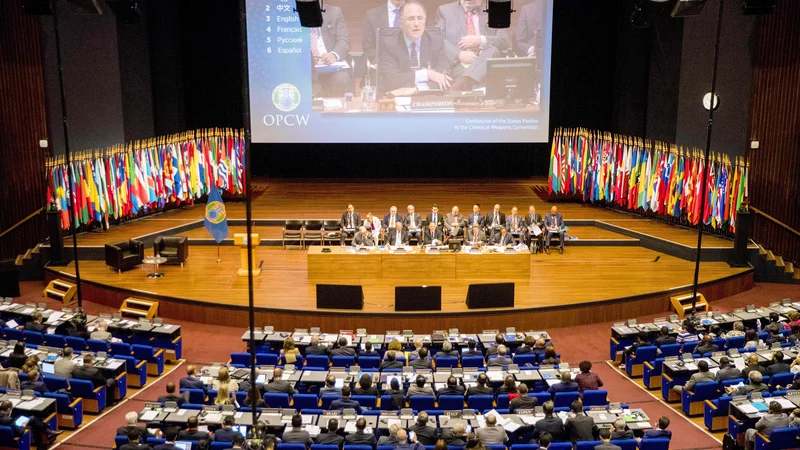 Med izrednim zasedanjem Organizacije za prepoved kemičnega orožja (OPCW) v Haagu sta bila bitko Rusija in Zahod. FOTO: AFP
