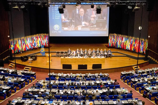 Med izrednim zasedanjem Organizacije za prepoved kemičnega orožja (OPCW) v Haagu sta bila bitko Rusija in Zahod. FOTO: AFP