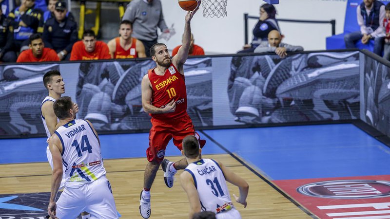 Fotografija: Quino Colom (z žogo) je v Burgosu povzročal največ preglavic slovenskim košarkarjem.
Foto FIBA