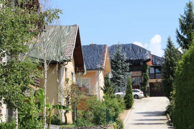 Gasilci so na poškodovane strehe hiš položili 32.292 kilogramov plastične folije oziroma 193.000 kvadratih metrov folije.&nbsp; Foto Simona Fajfar
