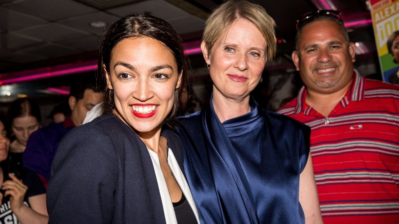 Fotografija: NEW YORK, NY - JUNE 26: Progressive challenger Alexandria Ocasio-Cortez is joined by New York gubenatorial candidate Cynthia Nixon at her victory party in the Bronx after upsetting incumbent Democratic Representative Joseph Crowly on June 26, 2018 in New York City. Ocasio-Cortez upset Rep. Joseph Crowley in New Yorks 14th Congressional District, which includes parts of the Bronx and Queens.   Scott Heins/Getty Images/AFP
== FOR NEWSPAPERS, INTERNET, TELCOS & TELEVISION USE ONLY ==