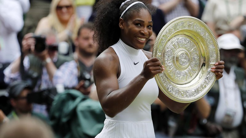 Fotografija: Serena Williams je sedemkrat dvignila lovoriko za zmago v Wimbledonu.
Foto AP