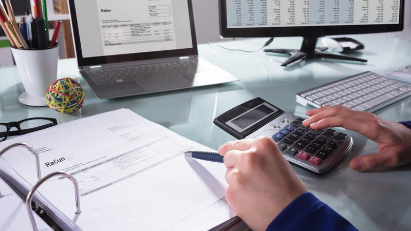 Fotografija: Uvedba e-računov naj bi poenostavila poslovanje in zmanjšala stroške. Foto Shutterstock