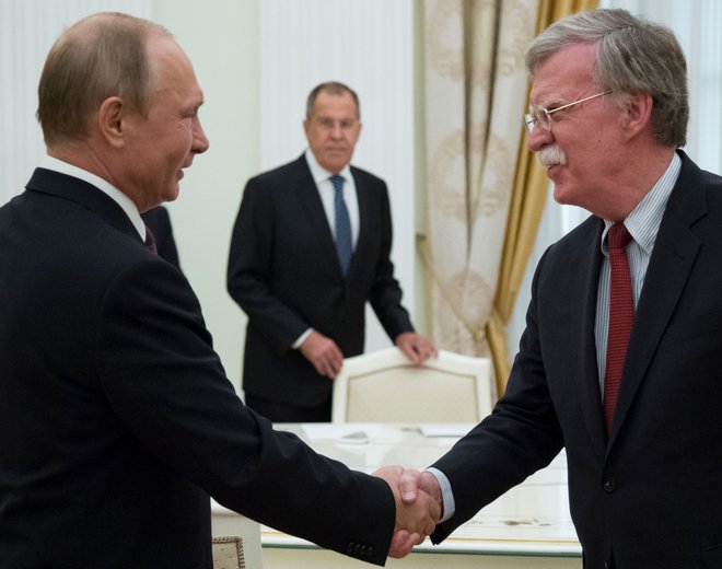 Vladimir Putin (L) in John Bolton, v ozadju Sergej Lavrov. FOTO: Alexander Zemlianichenko/AFP