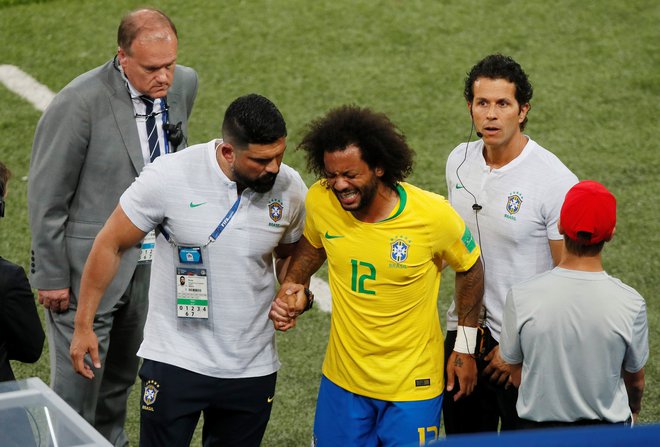 Brazilci so že v osmi minuti ostali brez poškodovanega Marcela. Foto Maksim Šemetov/Reuters