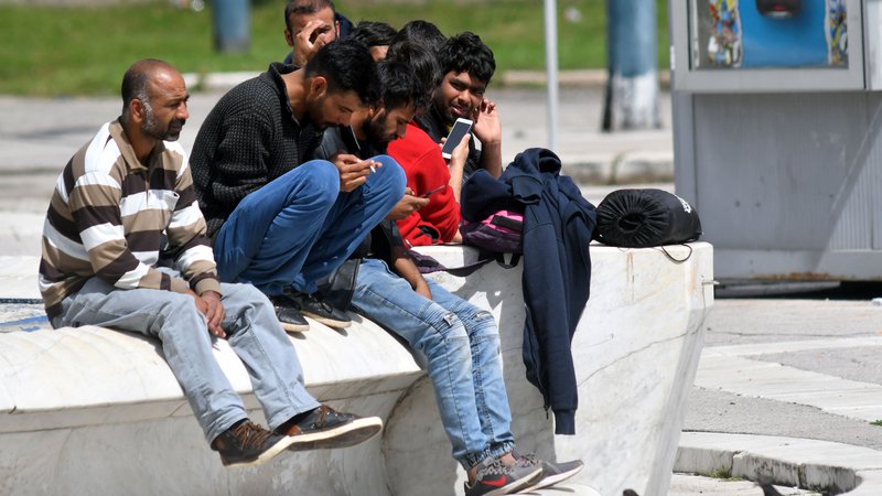 Fotografija: V BiH trenutno približno 3000 migrantov, policisti pa so v preteklih sedmih dneh preprečili vstop štiristotim. FOTO: Elvis Barukcic/AFP