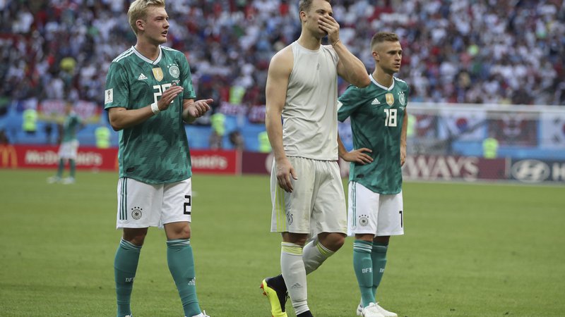 Fotografija: Morda so Nemce uspavale kvalifikacije, v katerih ni bilo dvoma o uvrstitvi v Rusijo, morda tudi zmage mlajših selekcij. Foto Thanassis Stavrakis/AP