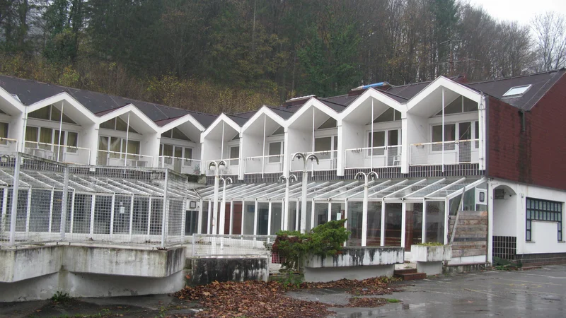 Hotelski kompleks v Medijskih toplicah je v tretje naprodaj za 895 tisočakov. Foto Polona Malovrh