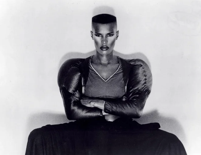 Grace Jones s prepoznavno vizualnostjo.<br />
<br />
Foto Jean-Paul Goudeja