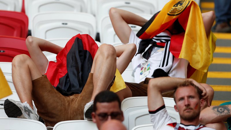 Fotografija: Če so Nemci do včeraj v nogometnih šalah veljali za tiste, ki smešijo druge, se je situacija po izpadu s SP spremenila. FOTO: Reuters