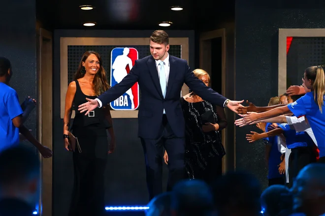 Luka Dončić ima pri svojih devetnajstih takšno košarkarsko inteligenco in zrelost, kot je pred njim ni imel še noben košarkar. FOTO: AFP