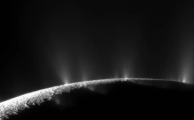 Izbruhi ledenega pršca na Enkeladu FOTO:&nbsp;Nasa/JPL/Space Science Institute