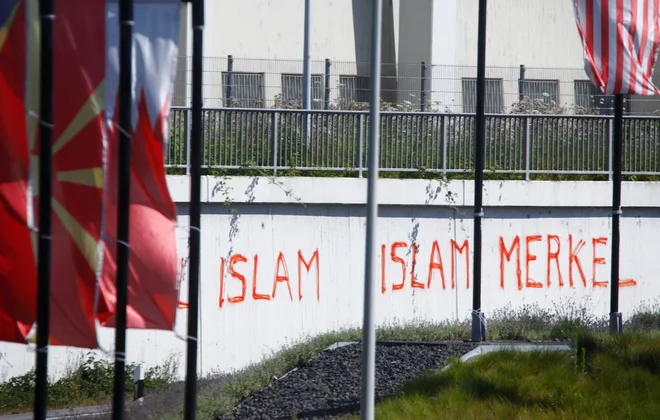 Merklova je v bundestagu danes znova upravičevala svojo odločitev iz septembra 2015, da se prosilcev za azil ne zavrača že na meji. FOTO: Wolfgang Rattay/Reuters