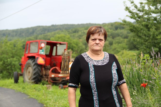 Marija Grabušek se sprašuje, ali bo državna pomoč skupaj z zneskom, ki ga bodo dobili s podajo hiše in hleva, dovolj za postavitev nove kmetije. FOTO: Simona Fajfar