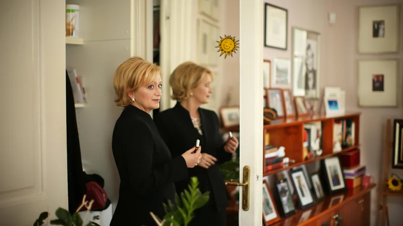 Fotografija: Ksenija Benedetti: Raje bi rekla, da sem hkrati scenografka in igralka. Režiserji so drugi. Oblečem se v kostum, ki ga v zasebnem življenju ne bi nosila, stopim na oder, ki ga v zasebnem življenju ni, v scenografijo, ki jo sooblikujemo s svojim timom ... FOTO: Jure Eržen