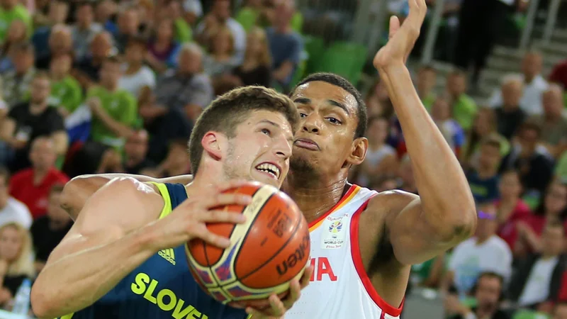 Naša izbrana vrsta je po prvi četrtini zaostajala za špansko le 6 točk. FOTO: Tomi Lombar/Delo