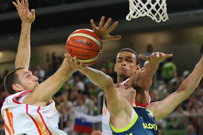 Španci so se v tretji četrtini razigrali in gledalcem v skoraj polnih Stožicah prikazali odlično igro. FOTO: Tomi Lombar/Delo