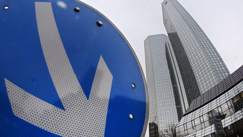 Fotografija: Prejšnji mesec so v Deutsche bank napovedali, da bodo število zaposlenih zmanjšali za sedem tisoč. FOTO: AP