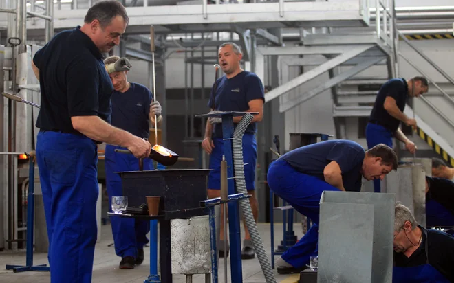 Steklarna Rogaška je eno od podjetij, ki zaposluje Hrvate. Foto Blaž Samec/Delo