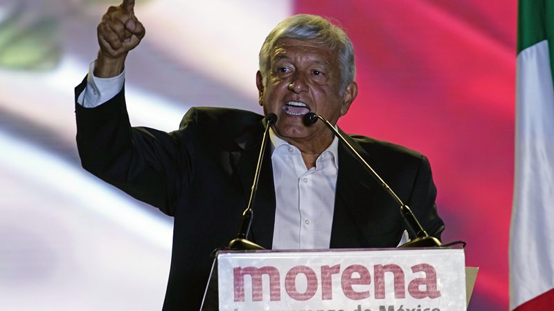 Fotografija: Predsedniški kandidat Andrés Manuel López Obrador med zadnjim predvolilnim shodom na stadionu Azteca v Ciudádu de Méxicu. FOTO: AP