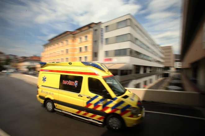 Kam naj gre človek v soboto zvečer, če se nenadoma počuti tako slabo, da se ustraši, na urgenci pa potem ocenijo, da zadeva ni bila nujna? FOTO: Jure Eržen/Delo