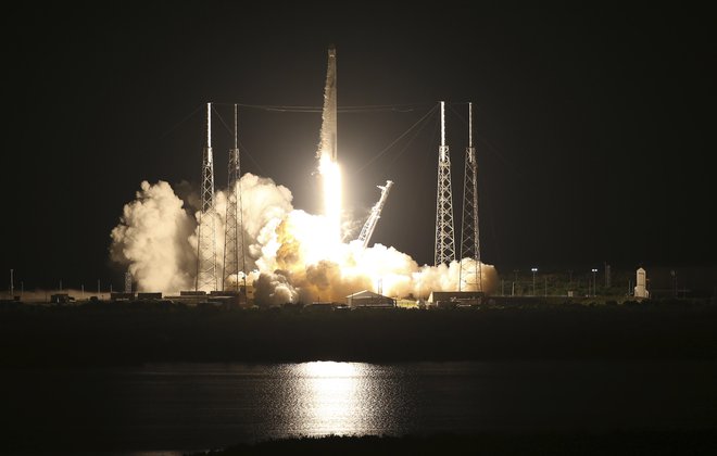 Falcon 9 je poletel z iztrelišča Cape Canaveral. FOTO: Red Huber/AP