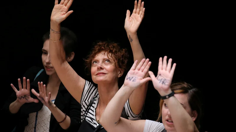 Fotografija: Igralka Susan Sarandon na protestu proti migrantski politiki. FOTO: Jonathan Ernst/Reuters