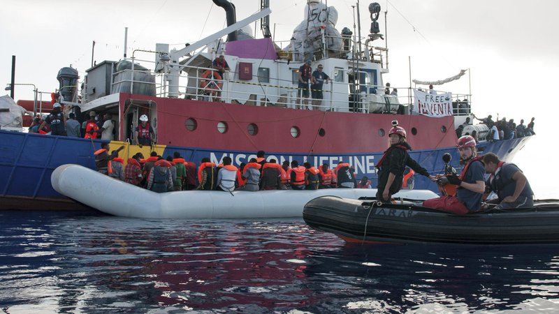 Fotografija: Ladja Lifeline rešuje migrante. FOTO: Hermine Poschmann/AP