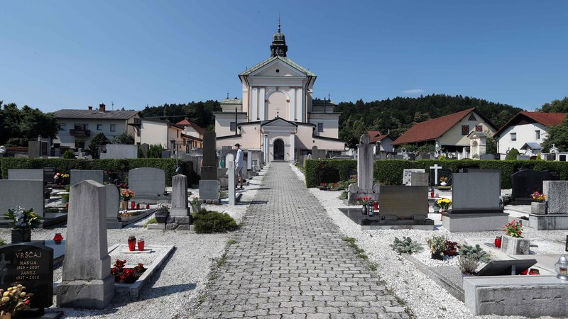 Fotografija: Župnija Ljubljana - Šentvid je upravni enoti že posredovala vlogo za sporazumno ureditev razmerja na šentviškem pokopališču. FOTO: Igor Mali