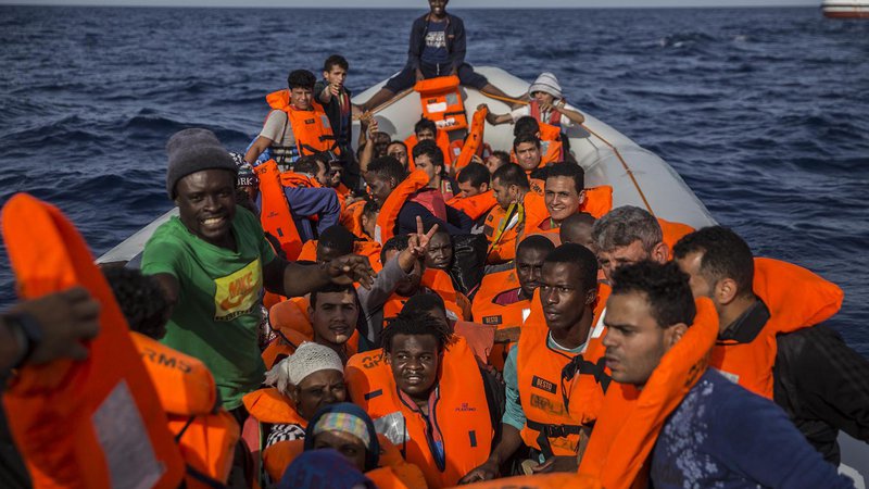 Fotografija: Nesrečni ljudje so obstali sredi Sredozemlja. FOTO: AP