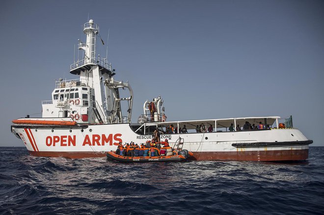Ladja španske človekoljubne organizacije Proactiva Open Arms je v Sredozemskem morju na krov vzela 59 ljudi in je zdaj na poti v varno pristanišče. FOTO: AP
