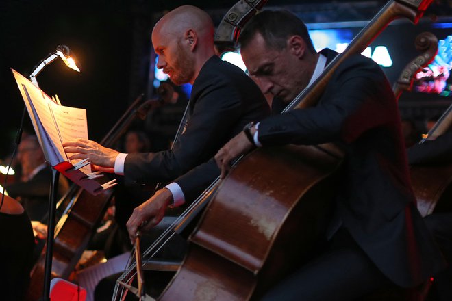 Orkester Zagrebške filharmonije ter Perpetuum Jazzile nastopajoče spremljajo posamezni skladbi primerno. FOTO: Tomi Lombar