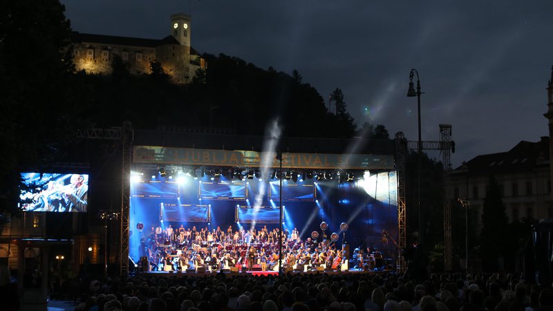 Fotografija: Impozantna kulisa koncerta z Ljubljanskim gradom v ozadju, vedno pripomore k posebnemu vizualnemu vtisu. FOTO: Tomi Lombar