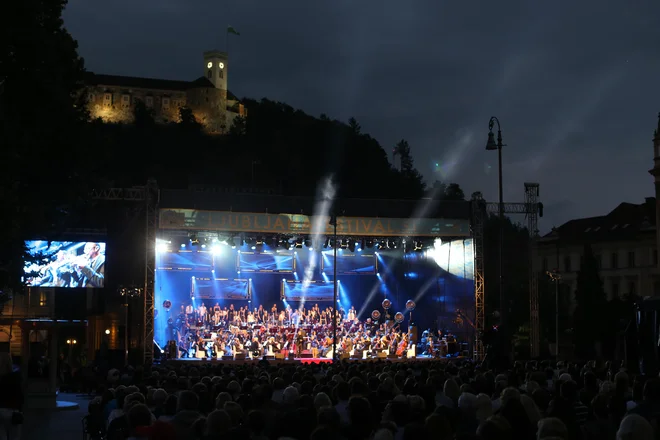 Impozantna kulisa koncerta z Ljubljanskim gradom v ozadju, vedno pripomore k posebnemu vizualnemu vtisu. FOTO: Tomi Lombar