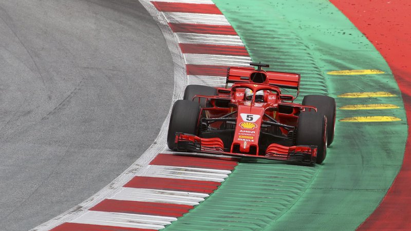 Fotografija: Sebastian Vettel je pred jutrišnjo dirko v težkem položaju. FOTO: AP
