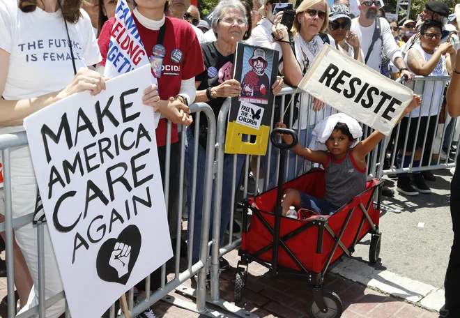 Množično so se protestov udeležili tudi v Bostonu, Chicagu, Los Angelesu, New Yorku in Portlandu. FOTO: AP