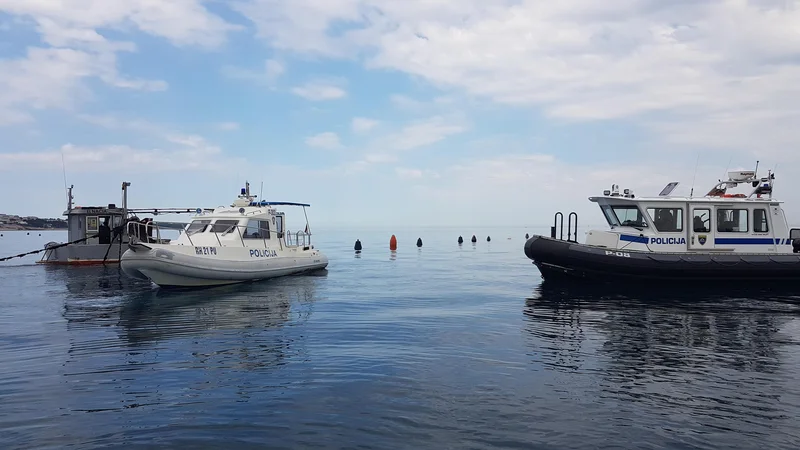 Fotografija: Školjkarsko tihožitje sredi zaliva: hrvaški školjkarji v izolskem čolnu in ob spremstvu dveh policij v slovenskem morju. FOTO: Eugenija Carl/TV Slovenija